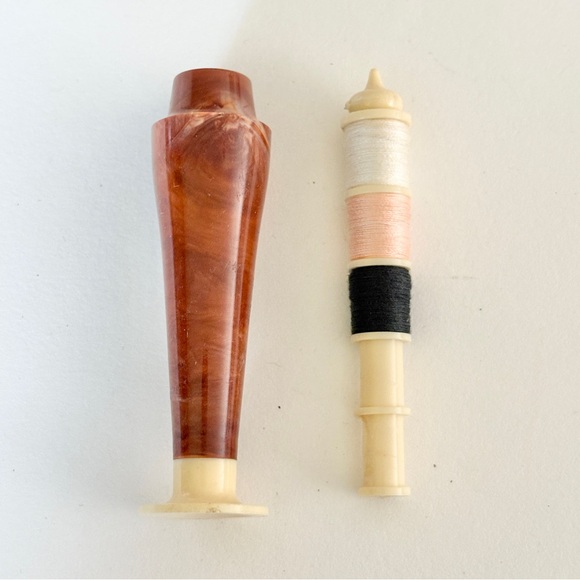 Vtg all-in-one pocket sewing kit in brown and cream plastic - Picture 3 of 4